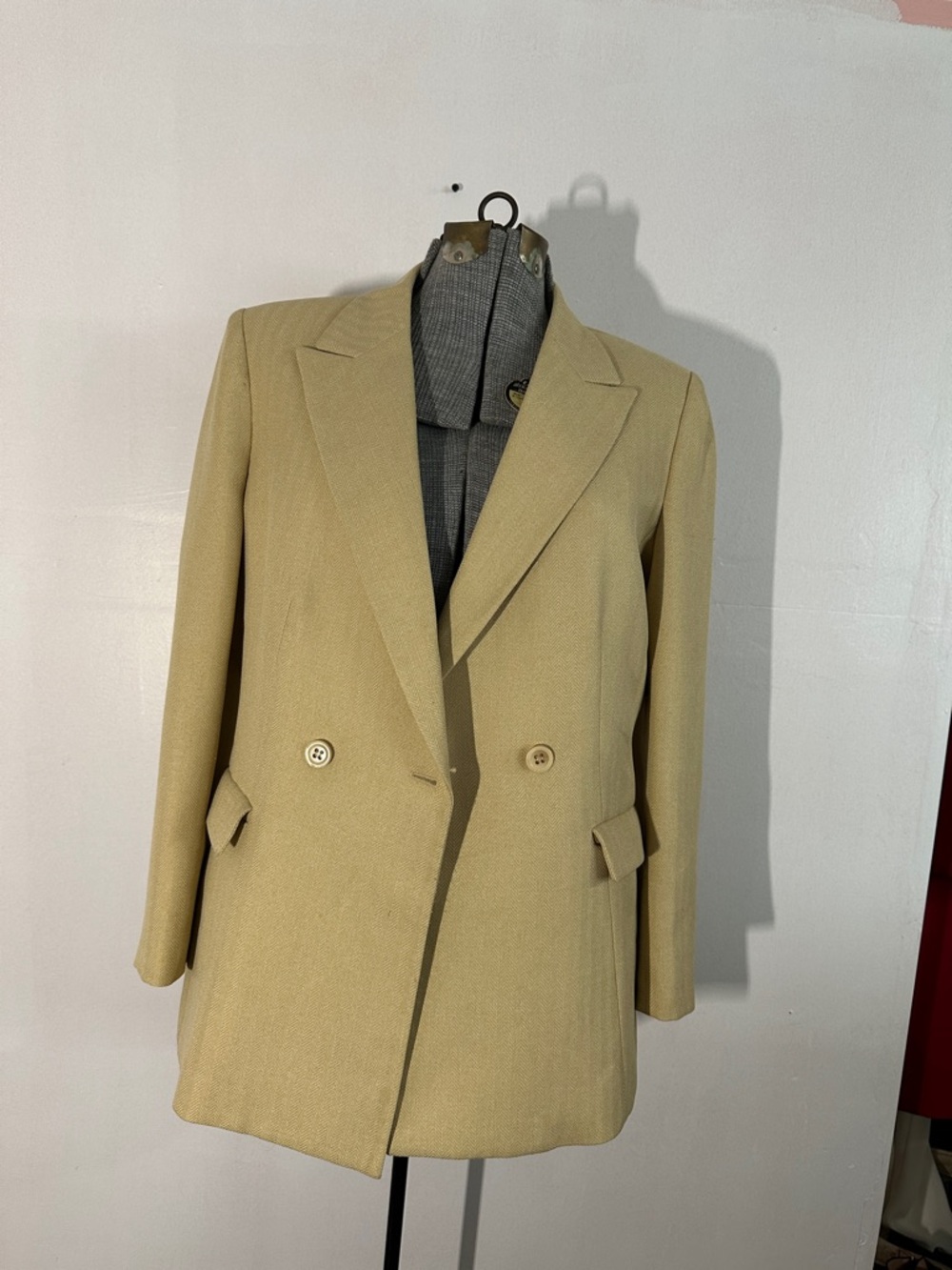 Le Suit Double-Breasted Suit Set in Light Beige - Picture 6 of 13